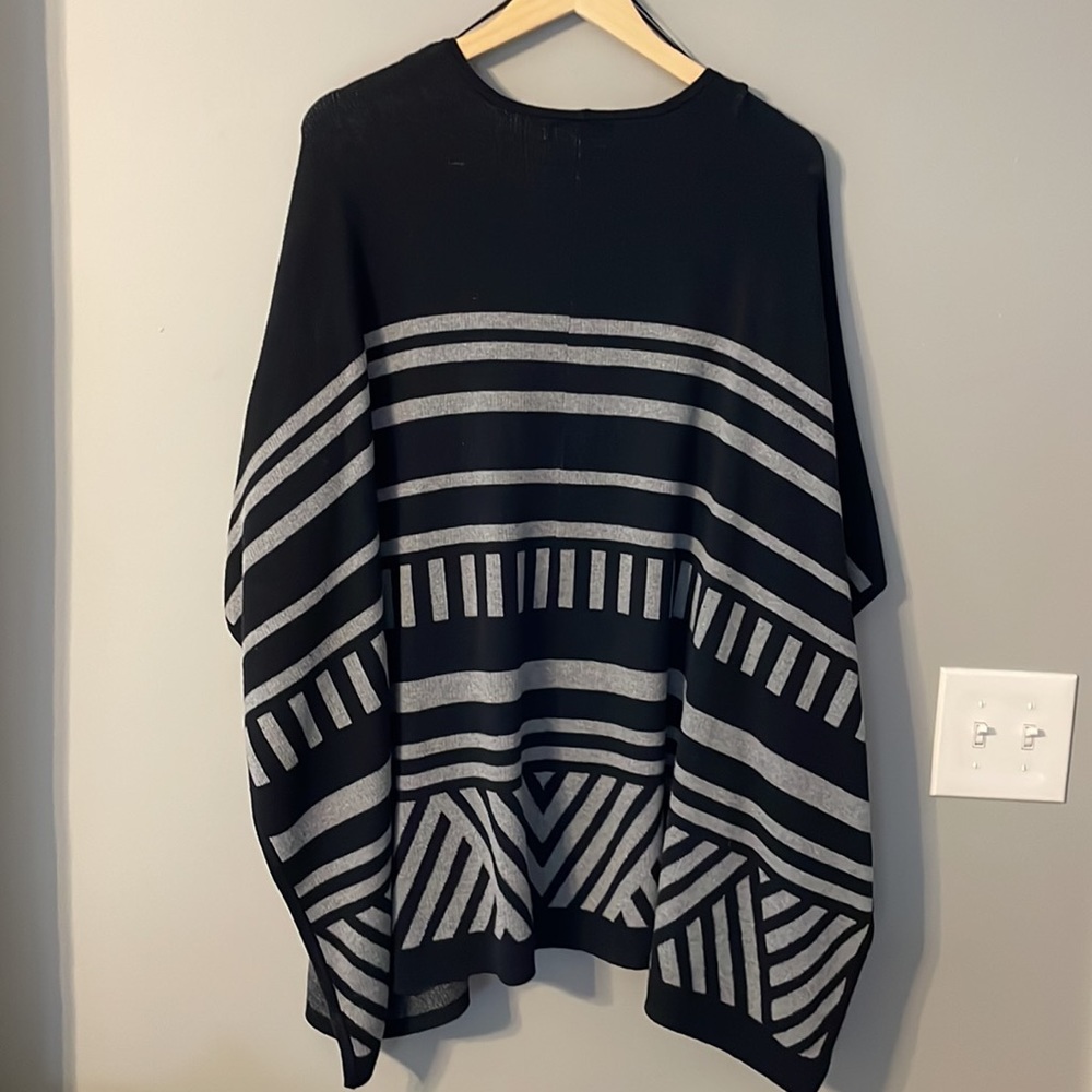 Black/gray Geometric Poncho - Picture 4 of 4